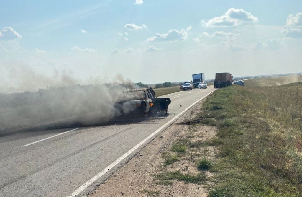 В Павлодарской области в ДТП сгорела Audi 100. Два человека попали в больницу.